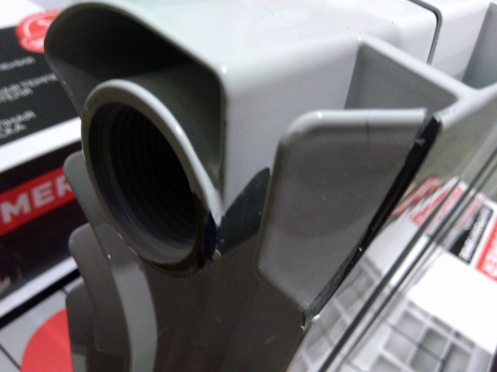 Уцененный товар (скол краски в верхней части секции, скол ламели крайней секции): Радиатор биметаллический ROMMER Profi BM 350 10 секций боковое подключение (BI350-80-80-130) (RAL9016), RBM-1210-035010