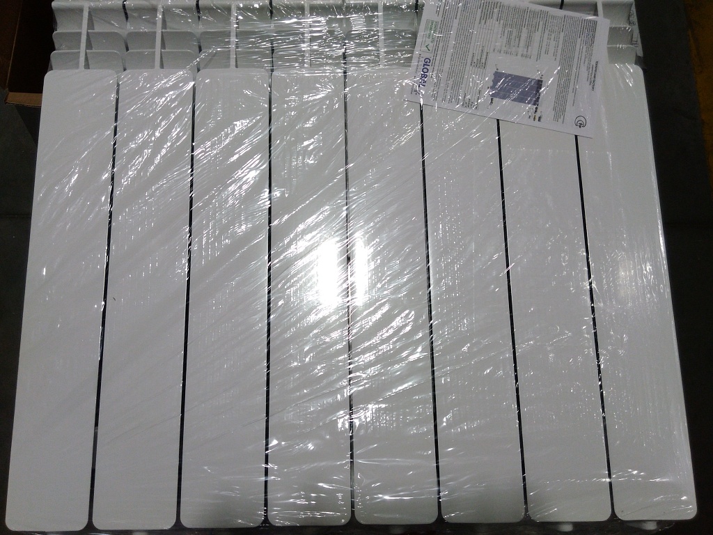 Уцененный товар (трещина на ламелях, нарушена упаковка): Радиатор алюминиевый Global ISEO 500 8 секций боковое подключение (белый RAL 9010), IS05001008