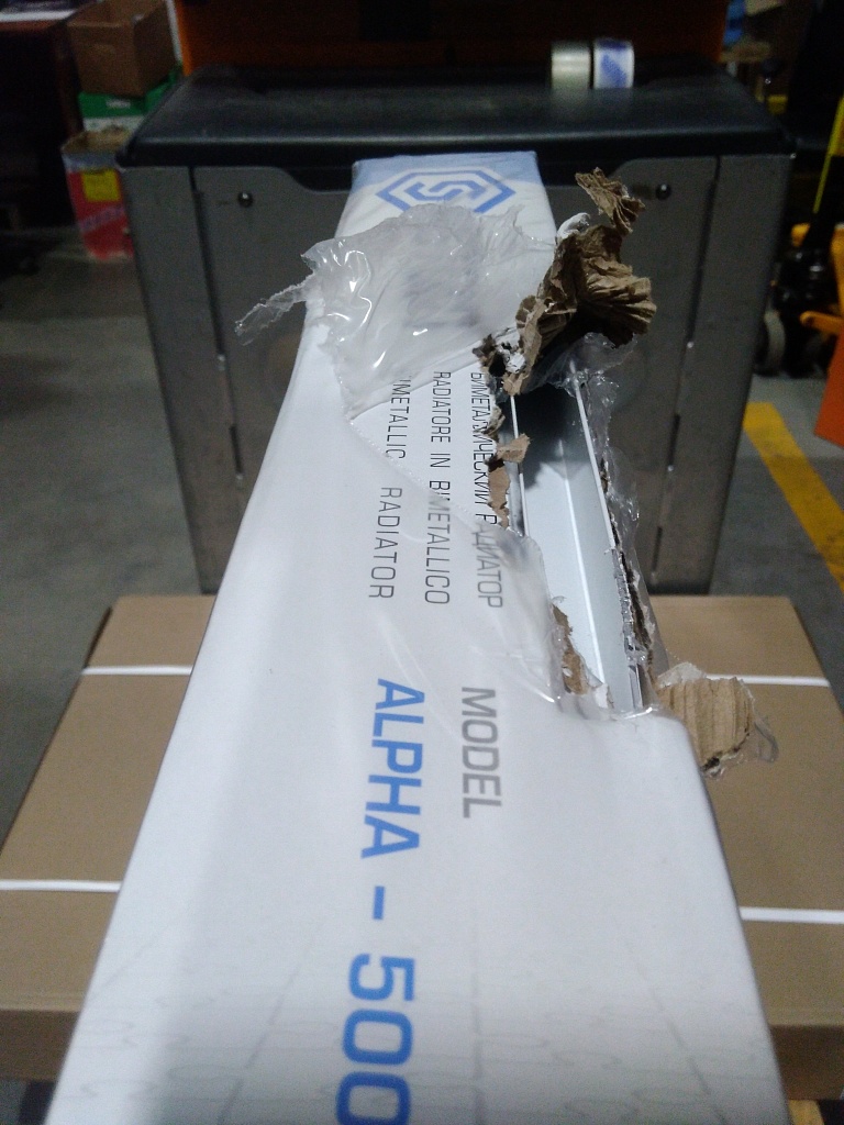 Уцененный товар (нарушена упаковка, скол и потертость на ламели крайней секции): Радиатор биметаллический STOUT ALPHA 500 10 секций боковое подключение (белый RAL 9016), SRB-2310-050010