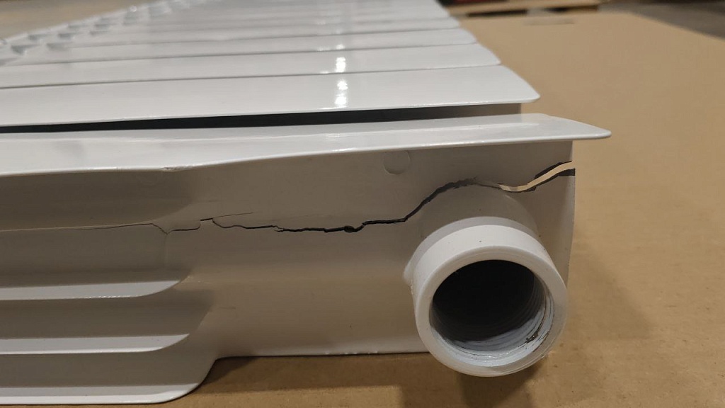 Уцененный товар (нетоварный вид упаковки, трещина ламели крайней секции): Радиатор биметаллический ROMMER Profi BM 350 12 секций боковое подключение (BI350-80-80-130) (RAL9016), RBM-1210-035012