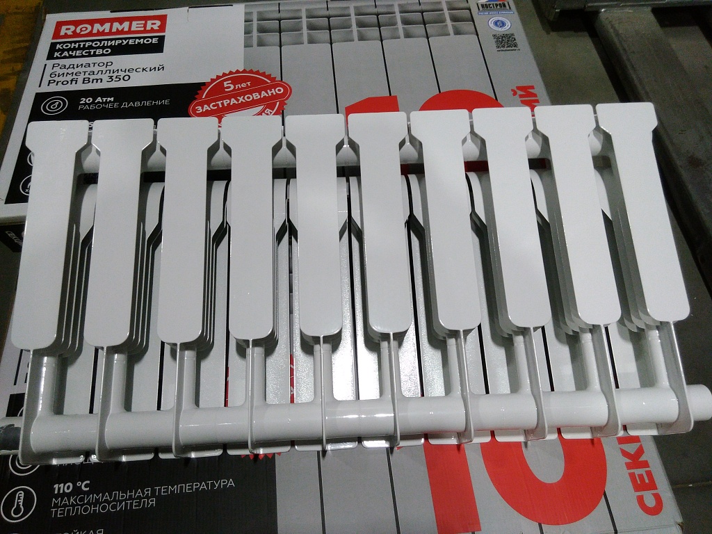 Уцененный товар (скол краски на коллекторе): Радиатор биметаллический ROMMER Profi BM 350 10 секций боковое подключение (BI350-80-80-130) (RAL9016), RBM-1210-035010