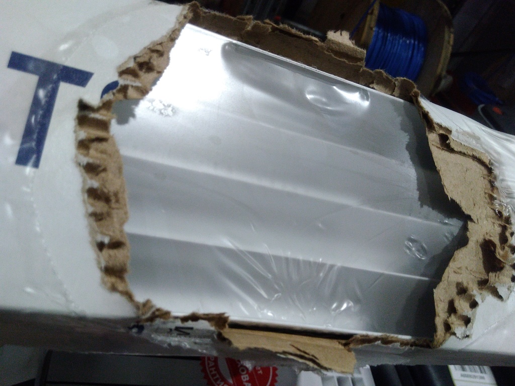 Уцененный товар (Нарушена упаковка, потертость на ламели крайней секции): Радиатор алюминиевый STOUT VEGA 500 8 секций боковое подключение (белый RAL 9016), SRA-1310-050008