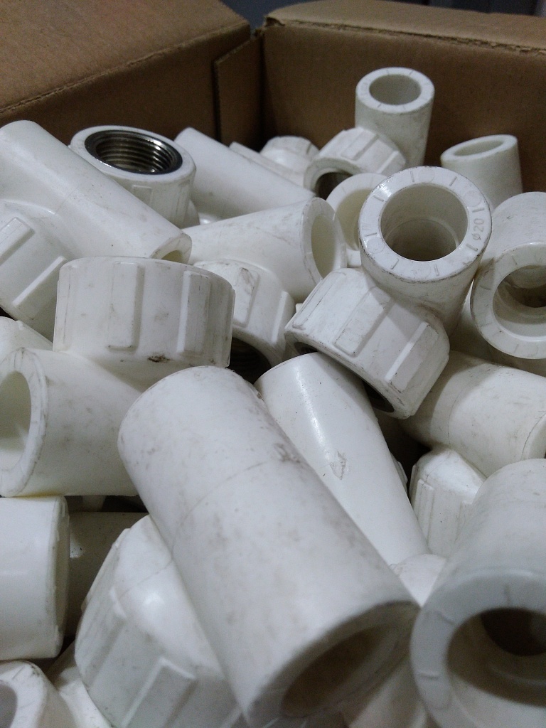 Уцененный товар (нетоварный вид,грязь,потертости): Тройник Политэк 20х3/4 с внутренней резьбой для полипропиленовых труб под сварку (цвет белый)