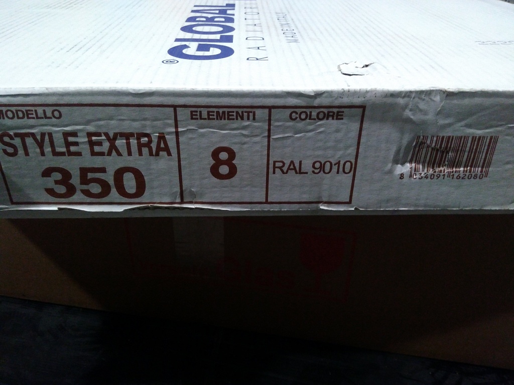 Уцененный товар (нетоварный вид упаковки): Радиатор биметаллический Global STYLE EXTRA 350 8 секций боковое подключение (белый RAL 9010), STE03501008