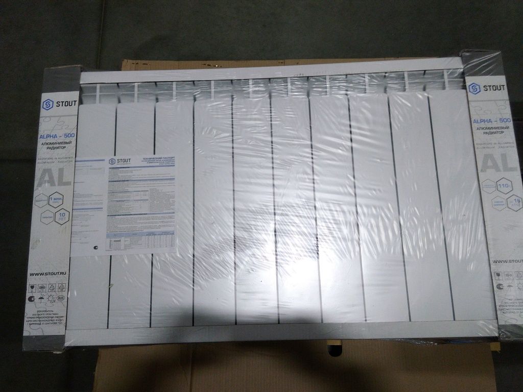 Уцененный товар (скол на ламели): Радиатор алюминиевый STOUT ALPHA 500 12 секций боковое подключение (белый RAL 9016), SRA-2310-050012