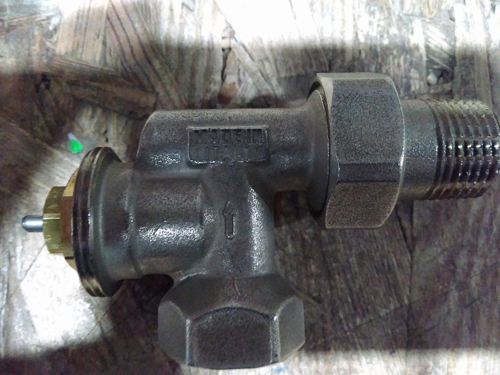 Уцененный товар (с экспозиции, нет колпачка): Радиаторный вентиль LUXOR M 322 под термостатическую головку, 13202100