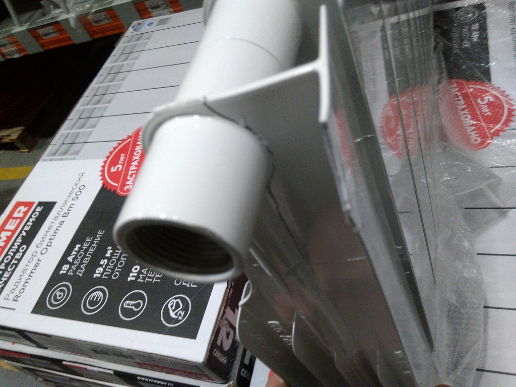 Уцененный товар (трещина ламели крайней секции): Радиатор биметаллический ROMMER Plus BM 500 12 секций боковое подключение (RAL9016), RBM-3210-050012