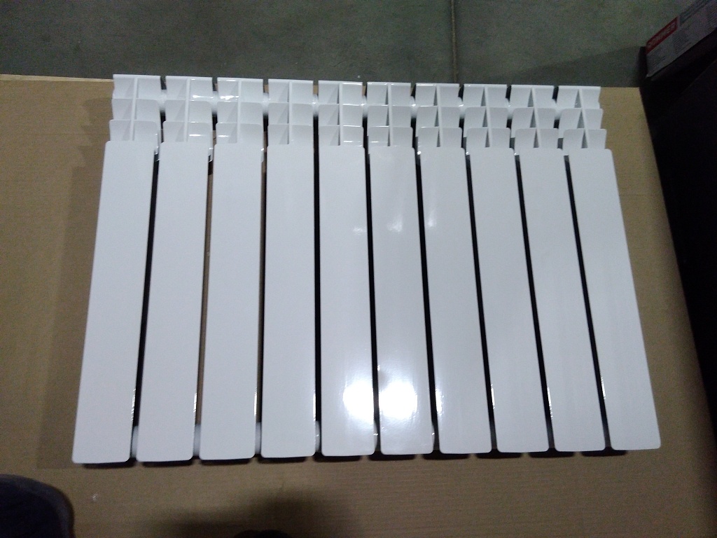 Уцененный товар (трещина коллектора, скол краски): Радиатор биметаллический ROMMER Optima BM 500 10 секций боковое подключение (RAL9016), RBM-0210-050010