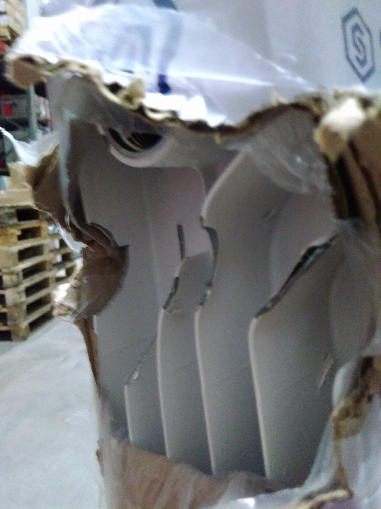 Уцененный товар (нарушена упаковка, сколы на ребрах и ламеляях крайней секции): Радиатор биметаллический STOUT TITAN 350 10 секций боковое подключение (белый RAL 9016), SRB-3310-035010