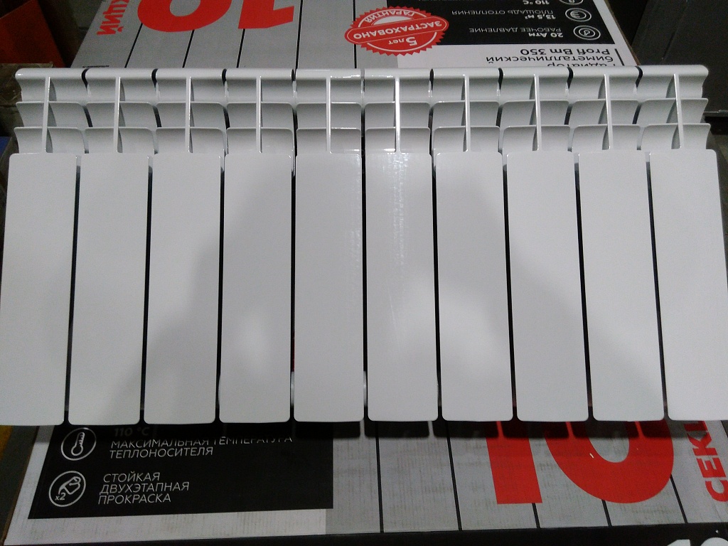 Уцененный товар (трещина на ламели крайней секции, скол краски на коллекторе, замятие нижней части крайней секции): Радиатор биметаллический ROMMER Profi BM 350 10 секций боковое подключение (BI350-80-80-130) (RAL9016), RBM-1210-035010