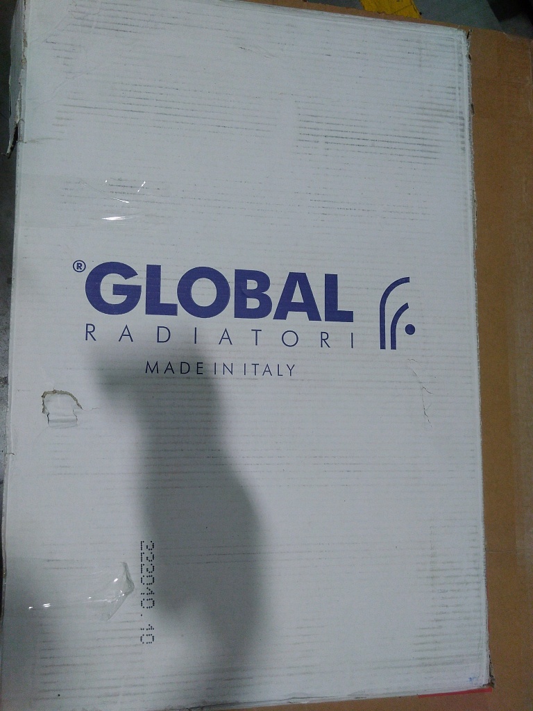 Уцененный товар (нетоварный вид упаковки): Радиатор биметаллический Global STYLE EXTRA 350 8 секций боковое подключение (белый RAL 9010), STE03501008