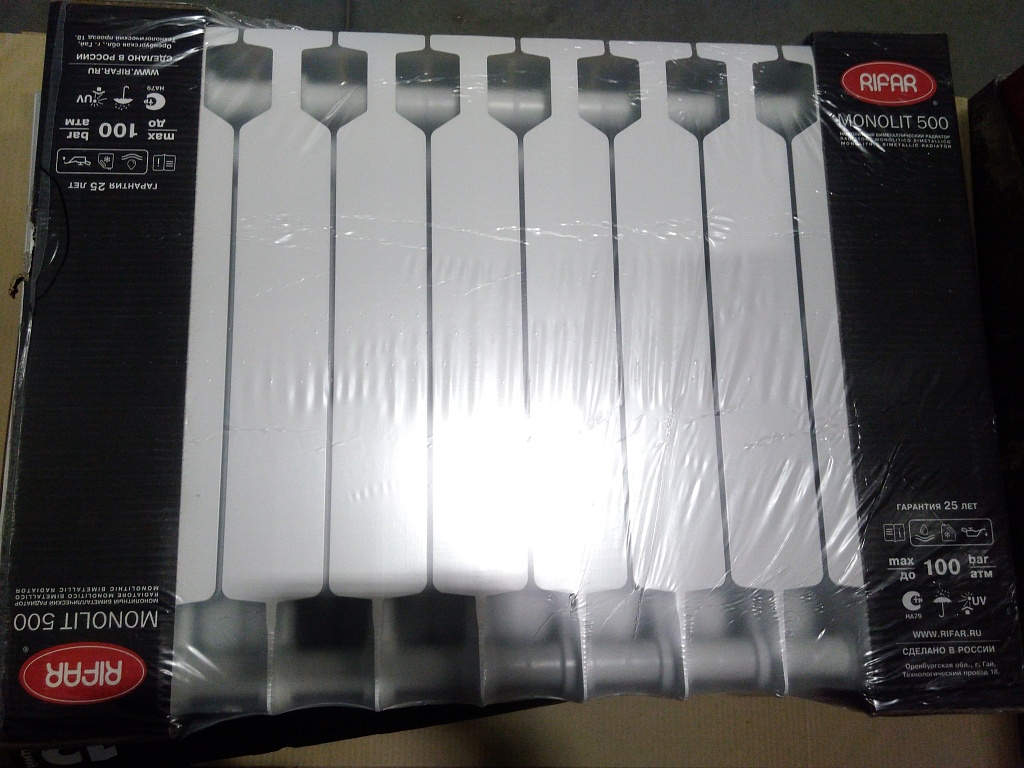 Уцененный товар (нарушена упаковка, потертость на ламели крайней секции): Радиатор биметаллический RIFAR MONOLIT 500 10 секций боковое подключение (белый RAL 9016), 3RM50-10