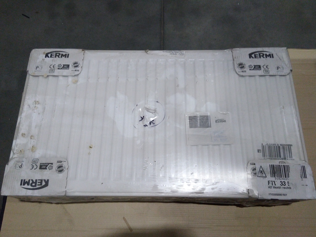 Уцененный товар (царапины, потертости): Стальной панельный радиатор Kermi Profil-V FTV 33/500/900 нижнее подключение белый RAL 9016, FTV330500901R2Y