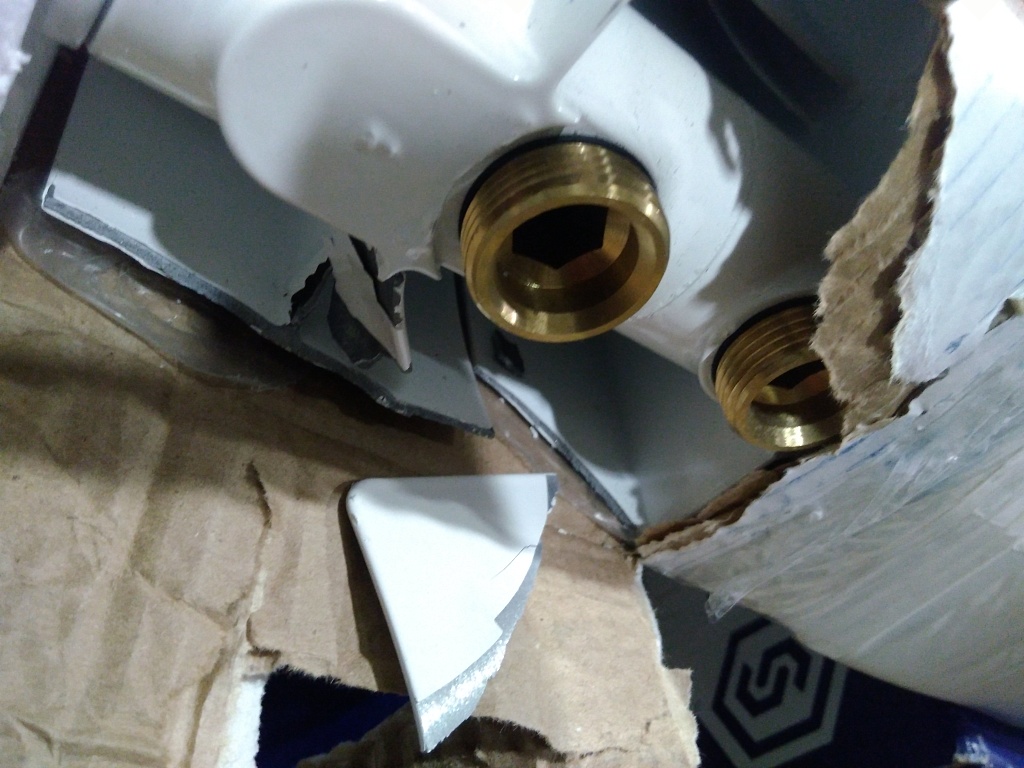 Уцененный товар (нарушена упаковка, скол на крайней секции): Радиатор биметаллический STOUT TITAN VENTIL 350 14 секций нижнее правое подключение, SRB-3320-035014