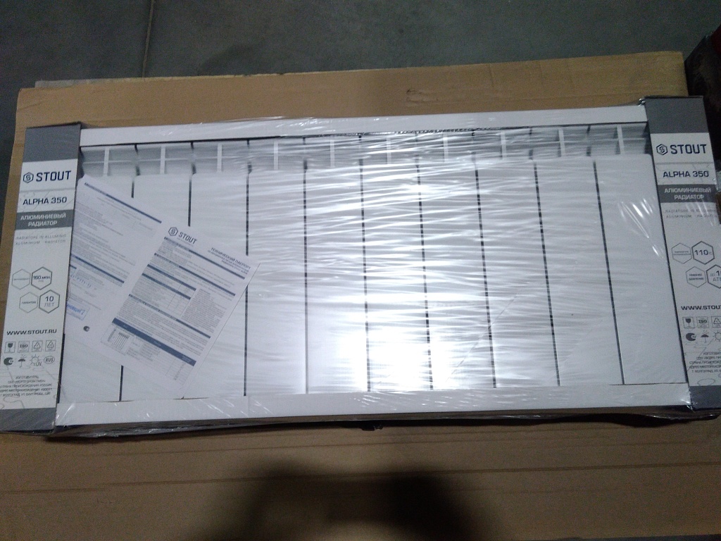 Уцененный товар (нарушена упаковка, скол алмели крайней секции): Радиатор алюминиевый STOUT ALPHA 350 12 секций боковое подключение (белый RAL 9016), SRA-2310-035012