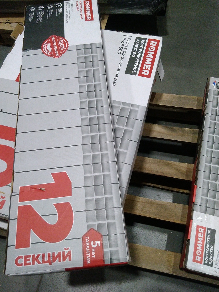 Уцененный товар (скол на ламели крайней секции): Радиатор биметаллический ROMMER Plus BM 200 12 секций боковое подключение (RAL9016), RBM-3210-020012