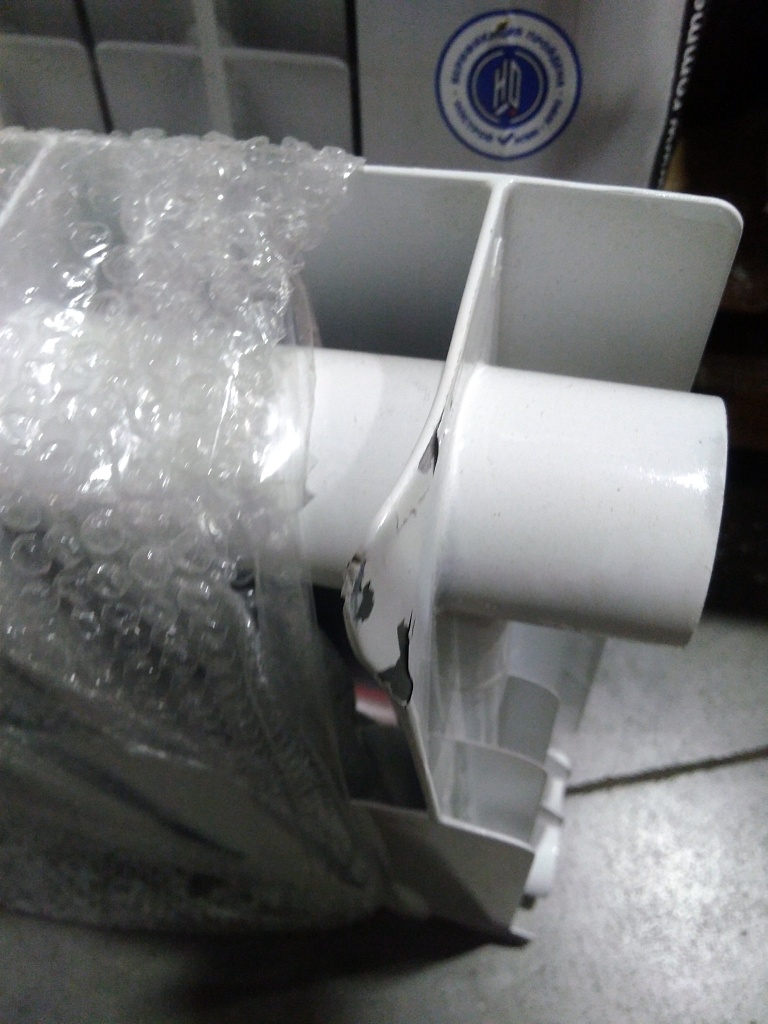 Уцененный товар (замятие со сколом краски на нижней части крайней секции): Радиатор биметаллический ROMMER Profi BM 350 12 секций боковое подключение (BI350-80-80-130) (RAL9016), RBM-1210-035012