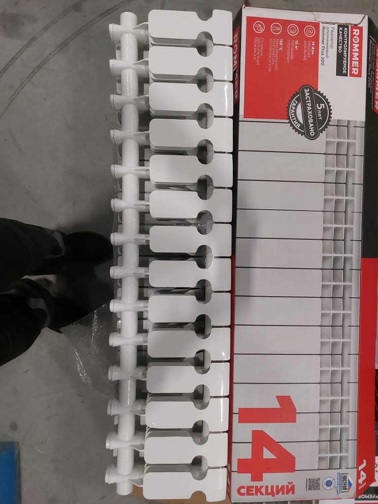 Уцененный товар (СКОЛ ЛКП /): Радиатор алюминиевый ROMMER Plus 200 14 секций боковое подключение (RAL9016), RAL-3210-020014