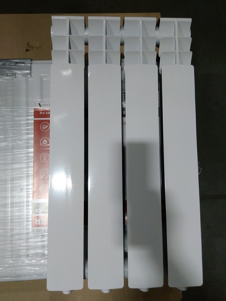 Уцененный товар (замятие на ламелях, трещина на ламели): Радиатор алюминиевый ROMMER Optima 500 4 секций боковое подключение (RAL9016), RAL-0210-050004