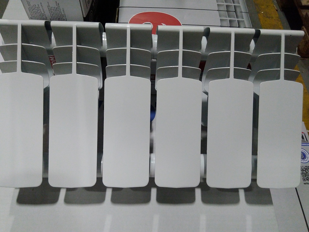 Уцененный товар (скол краски в верхней части крайней секции): Радиатор биметаллический ROMMER Plus BM 200 6 секций боковое подключение (RAL9016), RBM-3210-020006