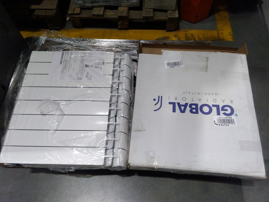 Уцененный товар (нарушена упаковка, ржавчина на коллекторе): Радиатор биметаллический Global STYLE PLUS 500 8 секций боковое подключение (белый RAL 9010), STP05001008