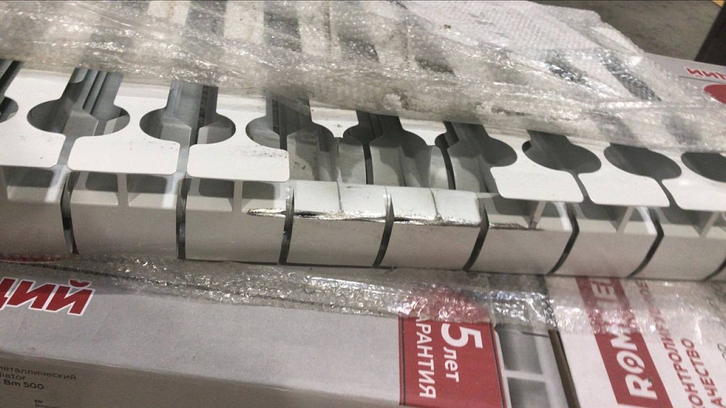 Уцененный товар (нарушена упаковка, потертость в серхней части секций, сколы ламелей): Радиатор биметаллический ROMMER Plus BM 500 10 секций боковое подключение (RAL9016), RBM-3210-050010