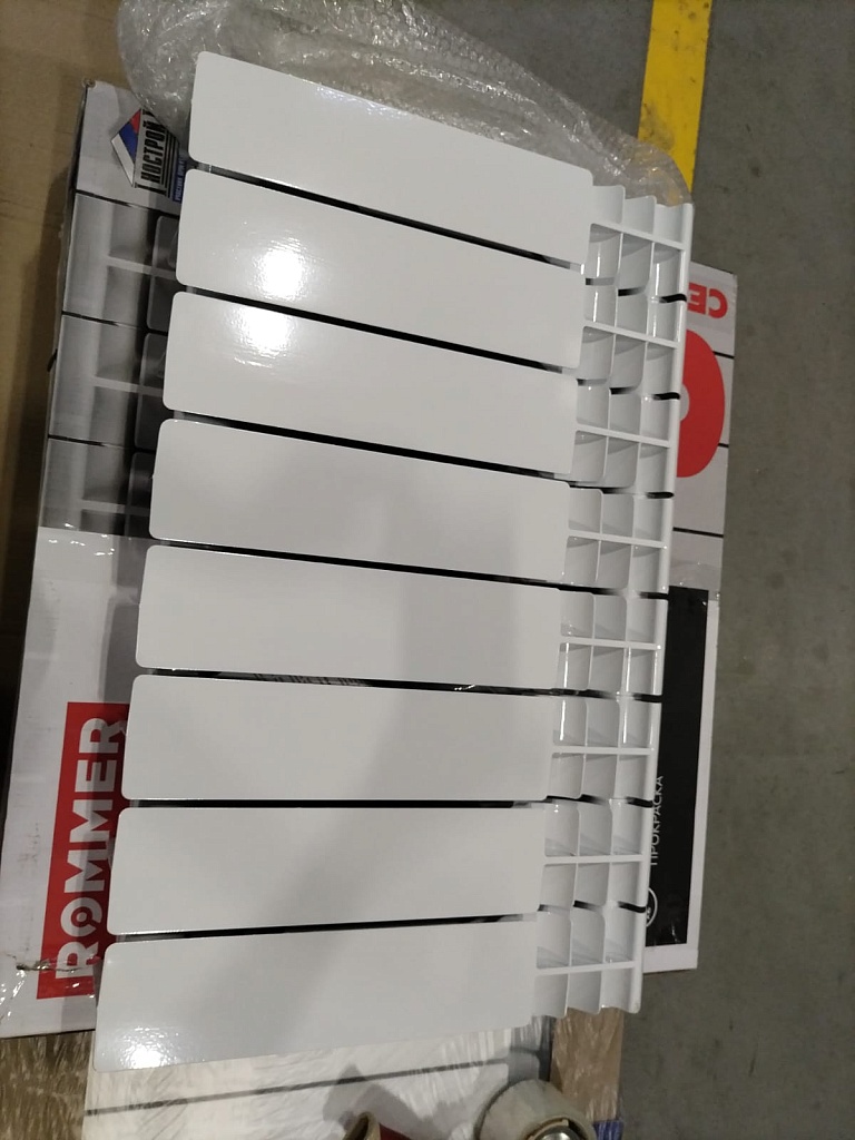 Уцененный товар (СКОЛ / ПОТЁРТОСТИ ЛКП/ ЗАМЯТЫЙ КОРПУС): Радиатор биметаллический ROMMER Profi BM 350 8 секций боковое подключение (BI350-80-80-130) (RAL9016), RBM-1210-035008