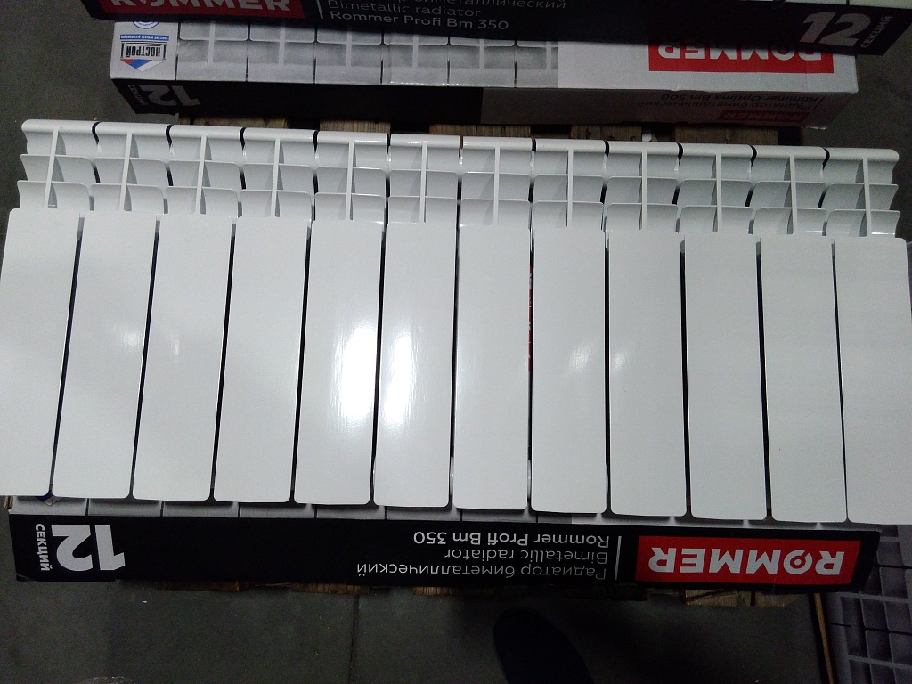 Уцененный товар (трещина ламели, потертость в верхней части крайней секции): Радиатор биметаллический ROMMER Profi BM 350 12 секций боковое подключение (BI350-80-80-130) (RAL9016), RBM-1210-035012