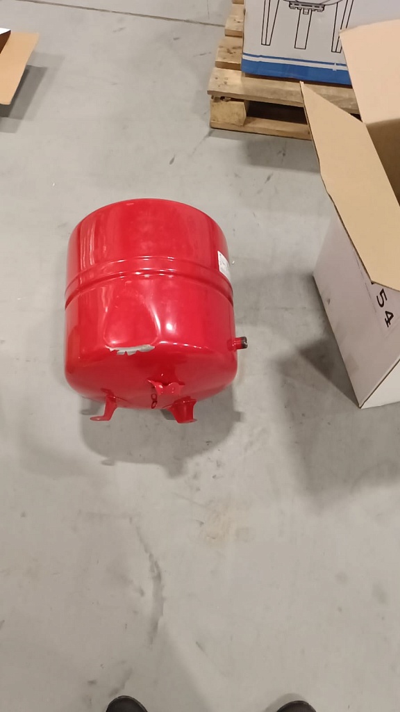 Уцененный товар (ВМЯТИНА НА КОРПУСЕ): Расширительный бак STOUT STH-0005 на отопление 50 л. (цвет красный), STH-0005-000050