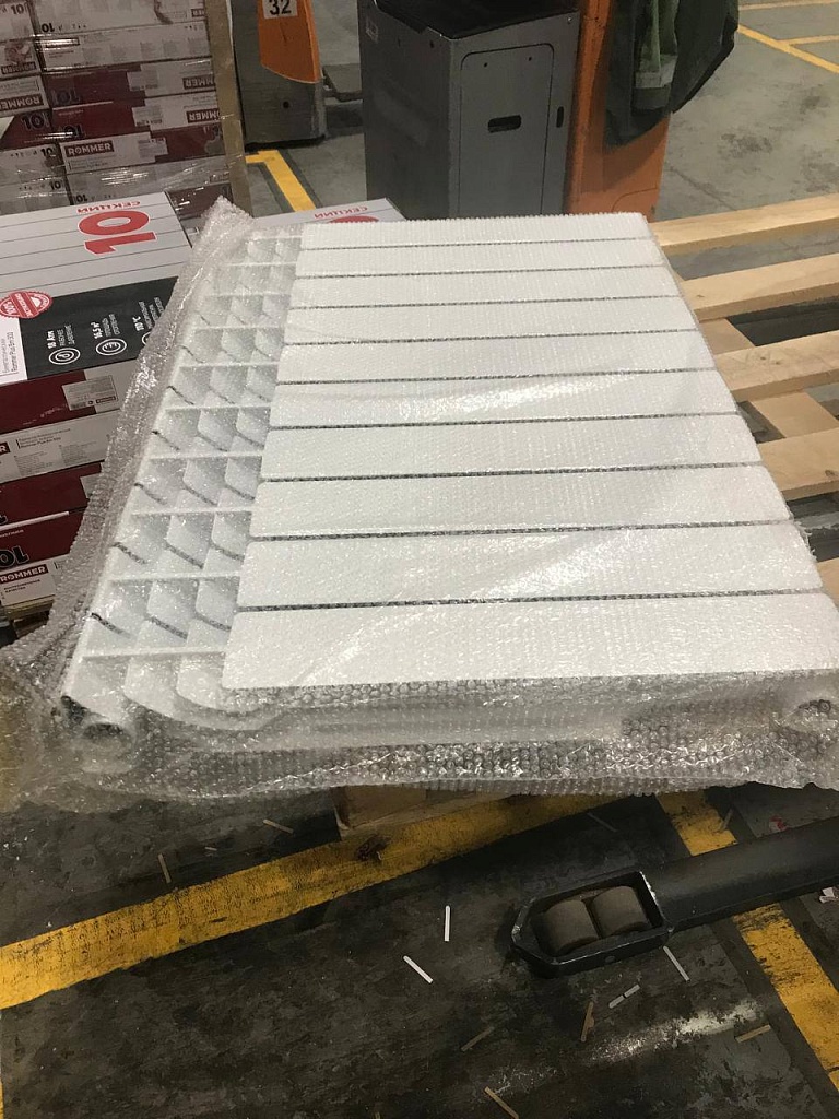 Уцененный товар (скол краски в верхней части крайней секции): Радиатор биметаллический ROMMER Plus BM 500 10 секций боковое подключение (RAL9016), RBM-3210-050010