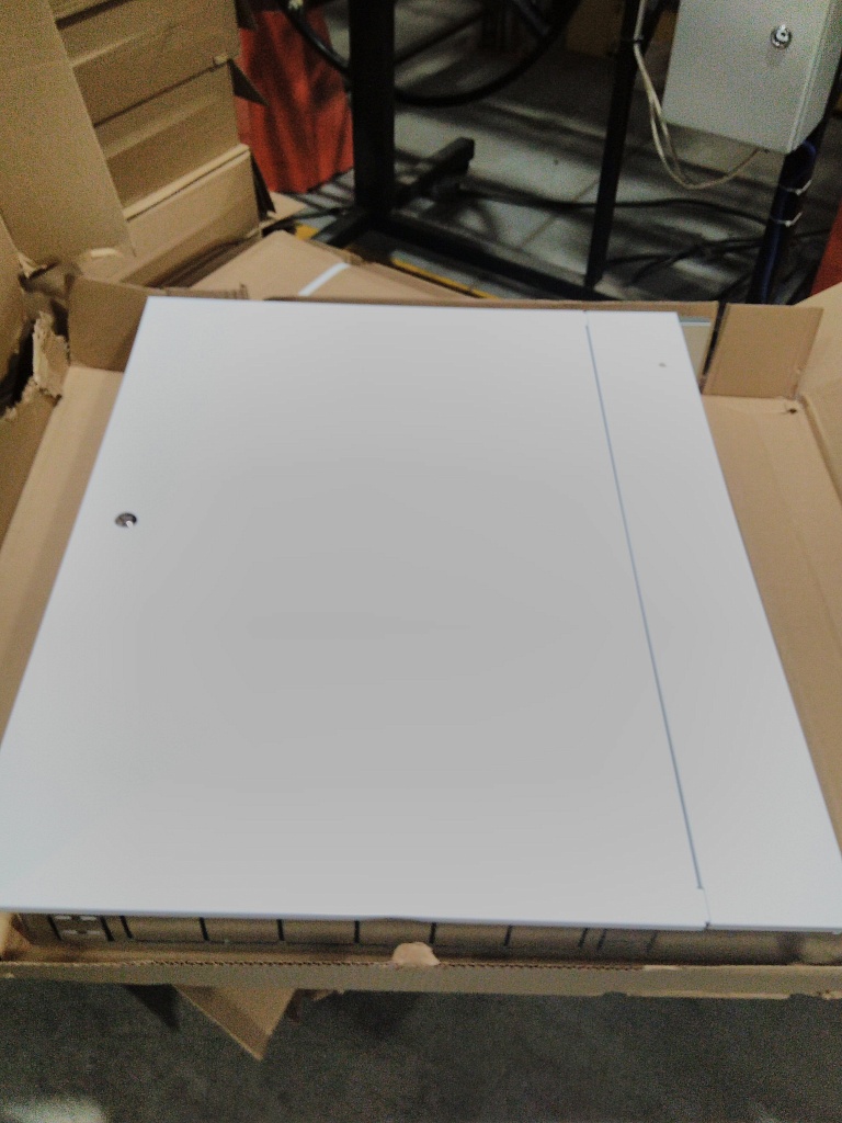 Уцененный товар (вмятина, потертости на дверце  (БОЙ СКЛАДА)): Шкаф распределительный встроенный STOUT 8-10 выходов (ШРВ-3) 670х125х746