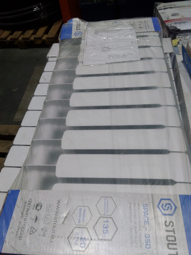 Уцененный товар (нарушена упаковка, скол краски на коллекторе): Радиатор биметаллический STOUT Space 350 12 секций боковое подключение RAL9016, SRB-0310-035012