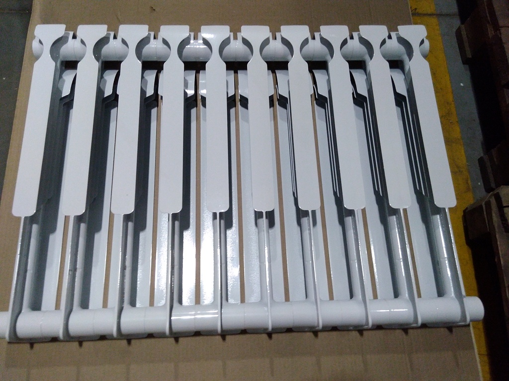 Уцененный товар (трещина коллектора, скол краски): Радиатор биметаллический ROMMER Optima BM 500 10 секций боковое подключение (RAL9016), RBM-0210-050010