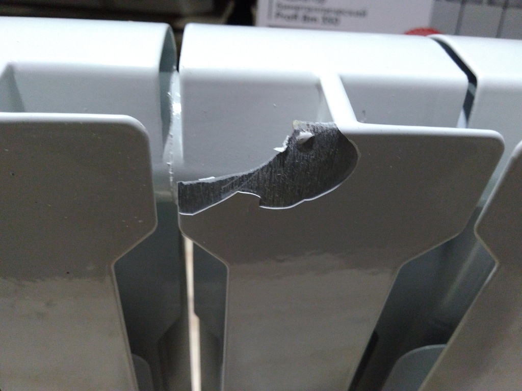 Уцененный товар (скол на ламели ): Радиатор биметаллический ROMMER Profi BM 350 10 секций боковое подключение (BI350-80-80-130) (RAL9016), RBM-1210-035010