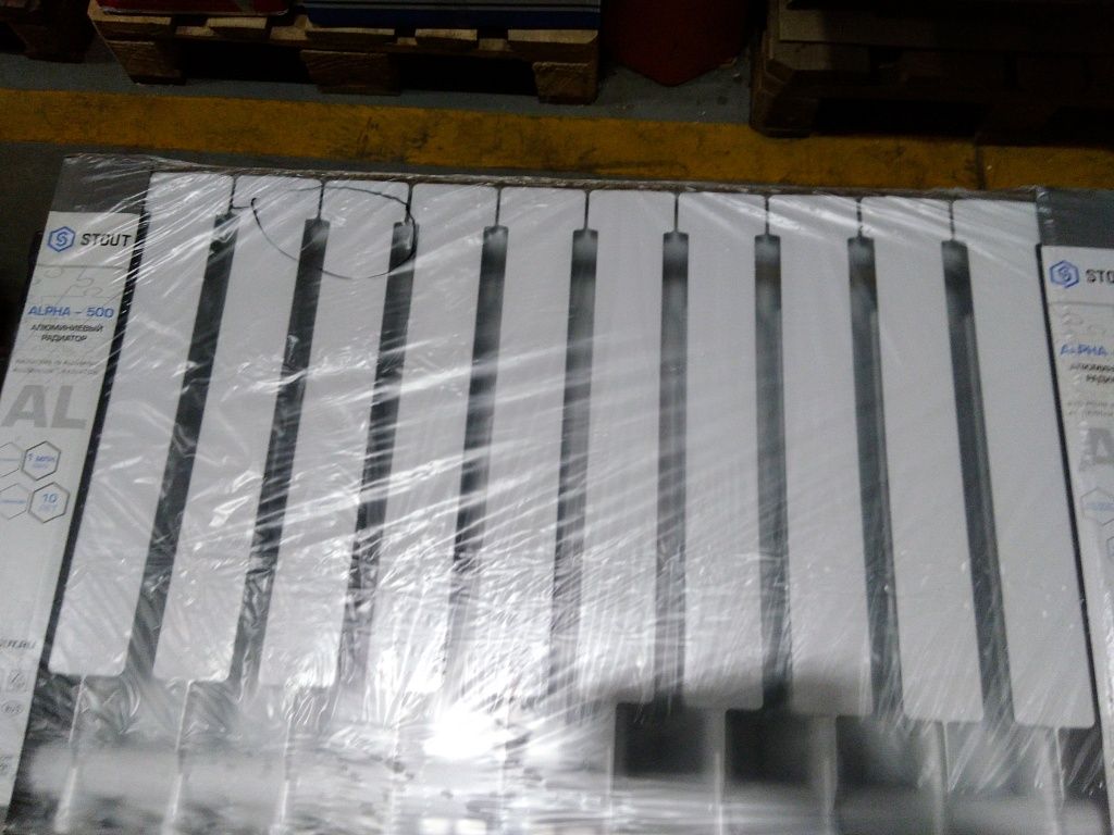 Уцененный товар (скол на ламели): Радиатор алюминиевый STOUT ALPHA 500 12 секций боковое подключение (белый RAL 9016), SRA-2310-050012