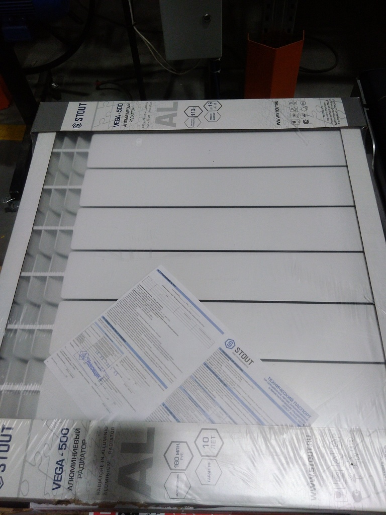 Уцененный товар (Нарушена упаковка, потертость на ламели крайней секции): Радиатор алюминиевый STOUT VEGA 500 8 секций боковое подключение (белый RAL 9016), SRA-1310-050008