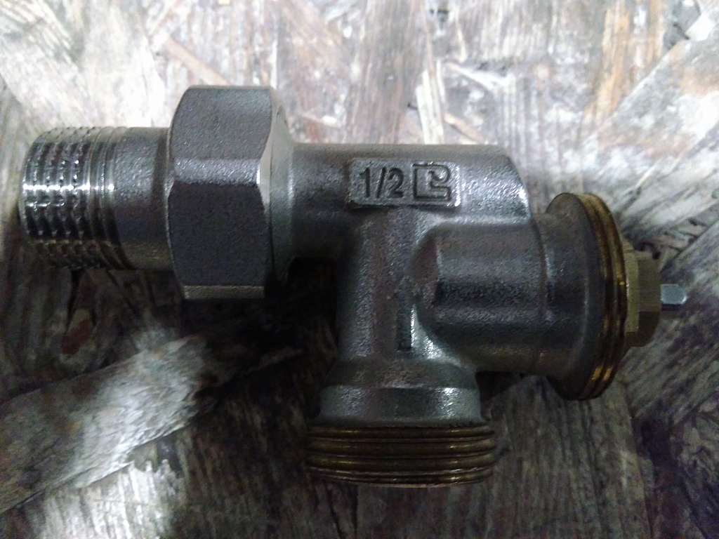 Уцененный товар (с экспозиции, нет колпачка): Радиаторный вентиль LUXOR под термостатическую головку с защитным колпачком M320/A, 13102721