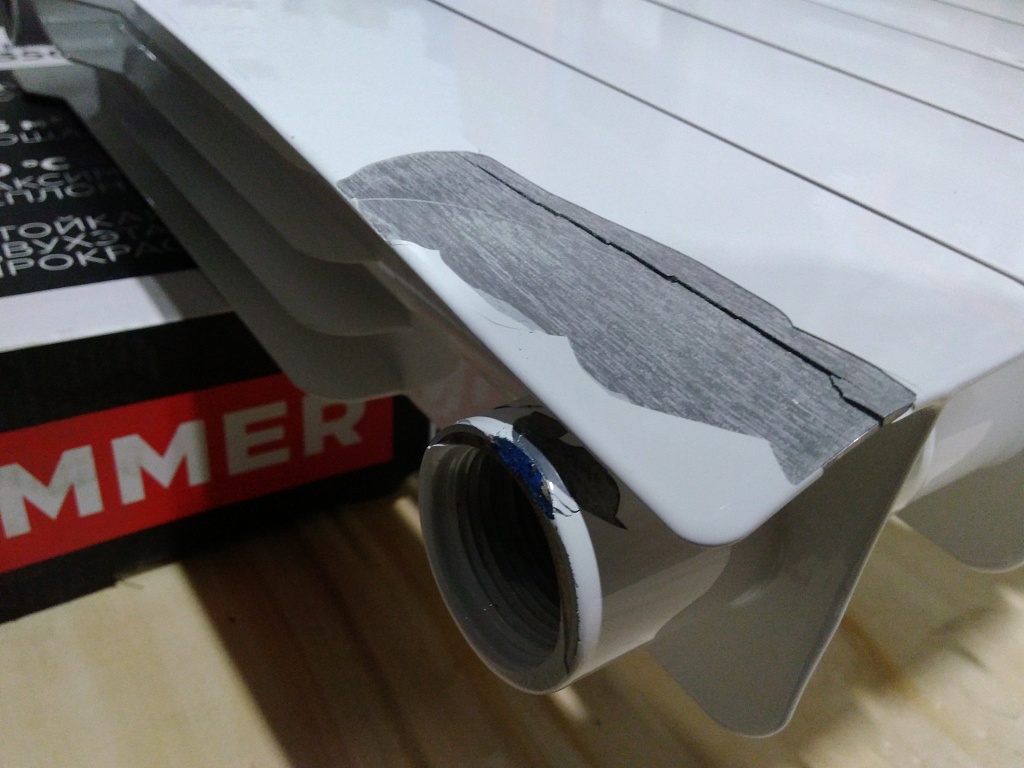 Уцененный товар (скол краски на коллекторе, скол краски и трещина на ламели крайней секции): Радиатор биметаллический ROMMER Profi BM 350 10 секций боковое подключение (BI350-80-80-130) (RAL9016), RBM-1210-035010