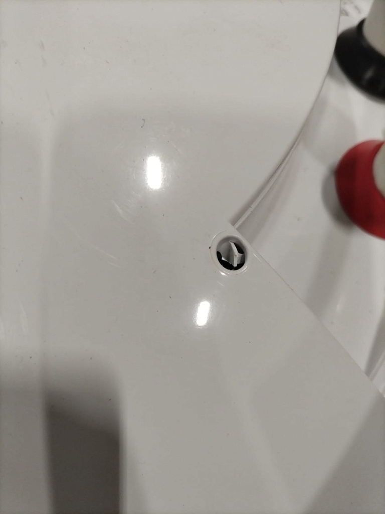 Уцененный товар (НЕ ТОВАРНЫЙ ВНЕШНИЙ ВИД / СЛОМАННЫЕ КРЕПЛЕНИЯ КРЫШКИ): Бойлер косвенного нагрева STOUT настенный 150 л., SWH-1210-000150