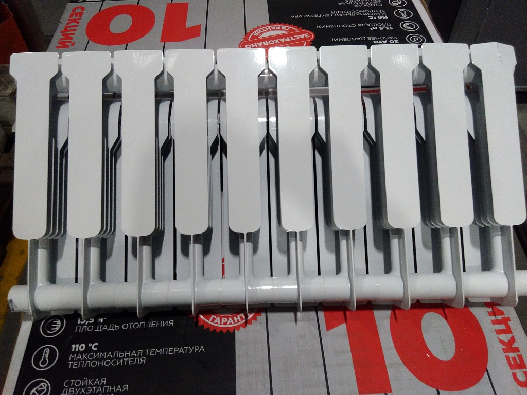 Уцененный товар (трещина на ламели крайней секции, скол краски на коллекторе, замятие нижней части крайней секции): Радиатор биметаллический ROMMER Profi BM 350 10 секций боковое подключение (BI350-80-80-130) (RAL9016), RBM-1210-035010