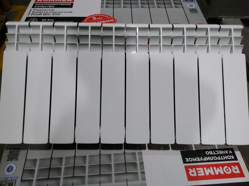 Уцененный товар (скол краски на ламели крайней секции, зав. брак литья на ламели): Радиатор биметаллический ROMMER Profi BM 350 10 секций боковое подключение (BI350-80-80-130) (RAL9016), RBM-1210-035010