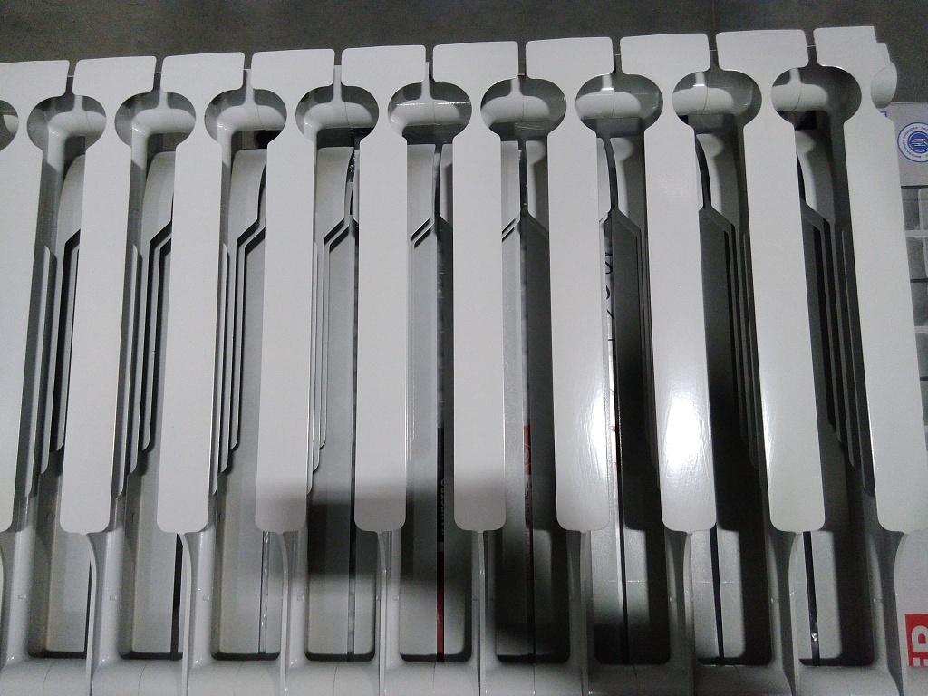 Уцененный товар (скол ламели на крайней секции): Радиатор биметаллический ROMMER Plus BM 500 10 секций боковое подключение (RAL9016), RBM-3210-050010