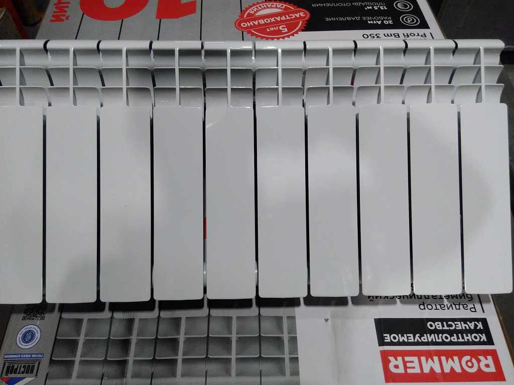 Уцененный товар (трещина на ламели, сколы краски, замятие на нижней части секции): Радиатор биметаллический ROMMER Profi BM 350 10 секций боковое подключение (BI350-80-80-130) (RAL9016), RBM-1210-035010