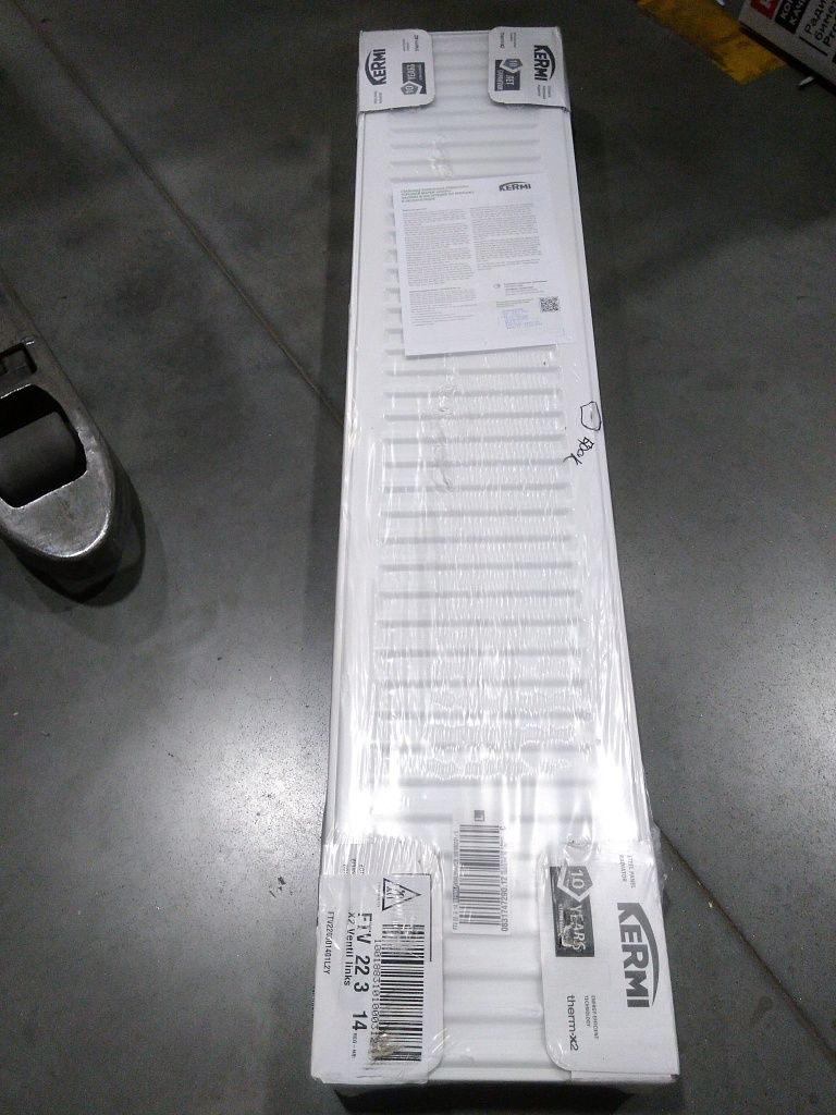 Уцененный товар (потертость): Стальной панельный радиатор Kermi Profil-V FTV 22/300/1400 L нижнее левое подключение (белый RAL 9016)