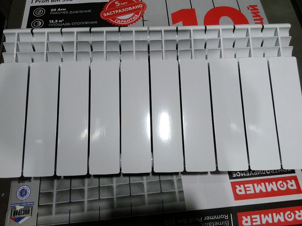 Уцененный товар (трещина на ламели крайней секции, скол краски на крайней секции): Радиатор биметаллический ROMMER Profi BM 350 10 секций боковое подключение (BI350-80-80-130) (RAL9016), RBM-1210-035010