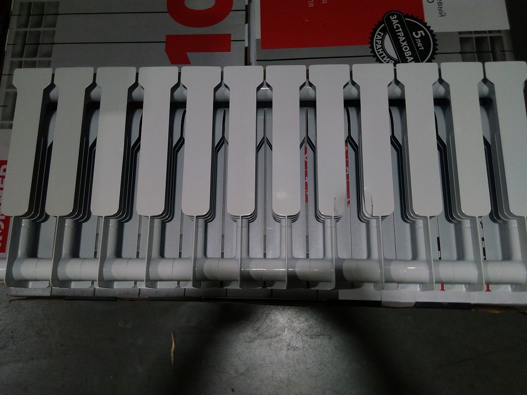 Уцененный товар (трещина на ламелях): Радиатор биметаллический ROMMER Profi BM 350 12 секций боковое подключение (BI350-80-80-130) (RAL9016), RBM-1210-035012