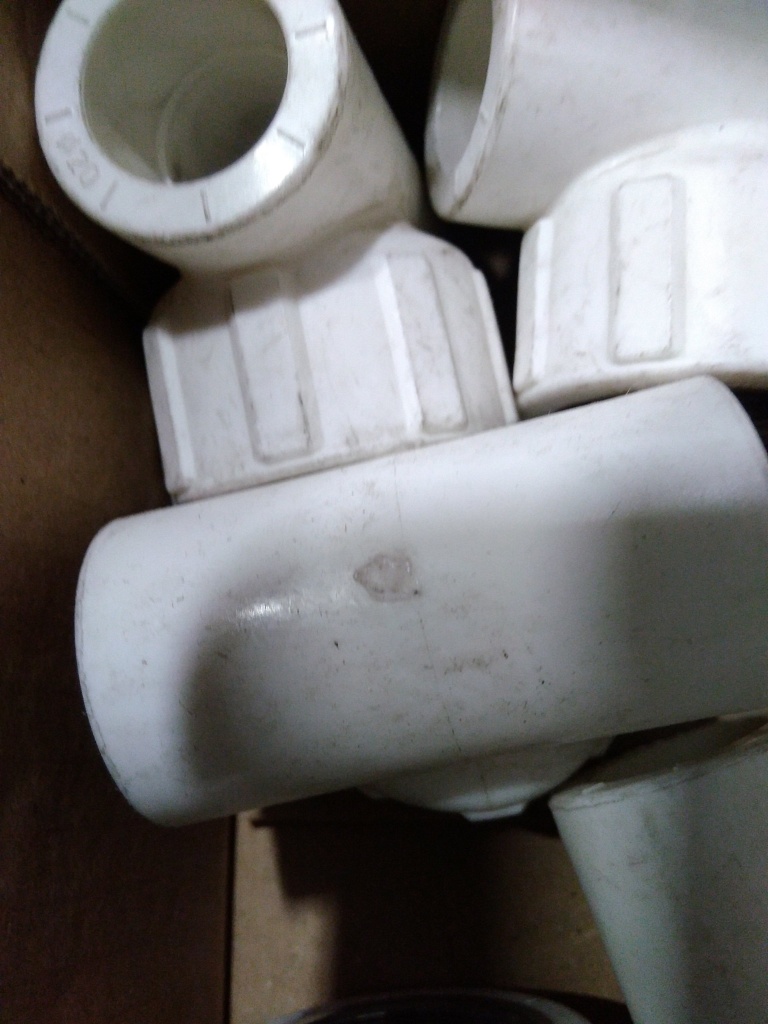 Уцененный товар (нетоварный вид,грязь,потертости): Тройник Политэк 20х3/4 с внутренней резьбой для полипропиленовых труб под сварку (цвет белый)