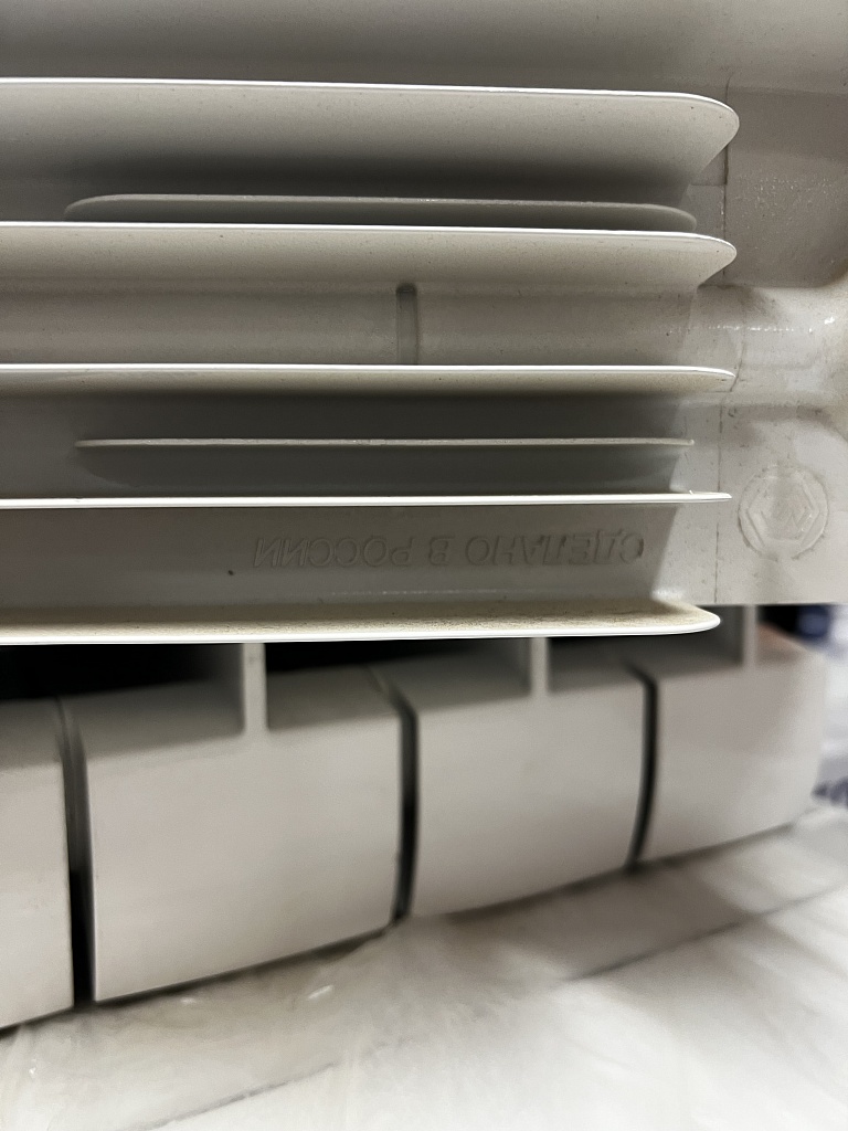 Уцененный товар (отсутствует упакаковка, скол краски, замятие ламели крайней секции): Радиатор биметаллический STOUT TITAN 500 6 секций боковое подключение (белый RAL 9016), SRB-3310-050006