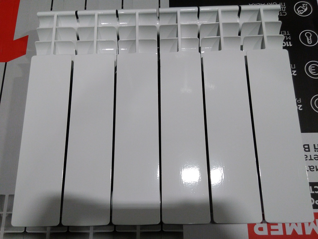 Уцененный товар (скол ламели крайней секции): Радиатор биметаллический ROMMER Profi BM 350 6 секций боковое подключение (BI350-80-80-130) (RAL9016), RBM-1210-035006