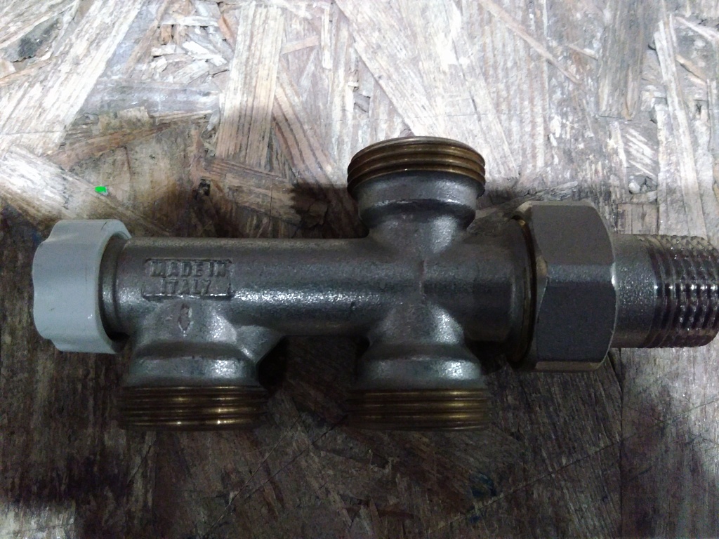 Уцененный товар (с экспозиции не товарный вид): Блок с нижней подводкой LUXOR M351/A для двухтрубной системы, евроконус, 13152721